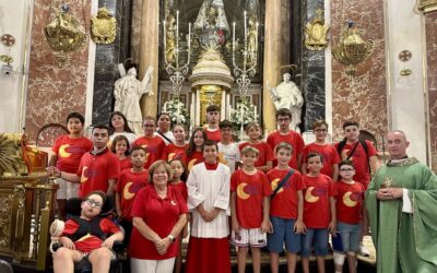 Bajo el manto de la Virgen de los Desamparados